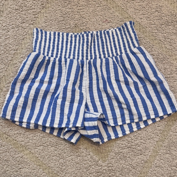 Vineyard Vines Pants - Vineyard Vines Blue & White Seersucker Smocked Shorts – XS